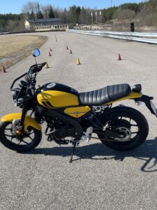 En bild på en av våra lätta MC, En svart och gul Yamaha MT-125